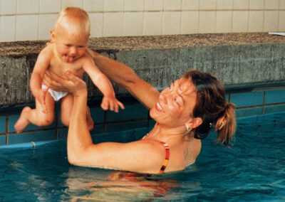 Dr. Lilli Ahrendt gebt Baby ins Wasser